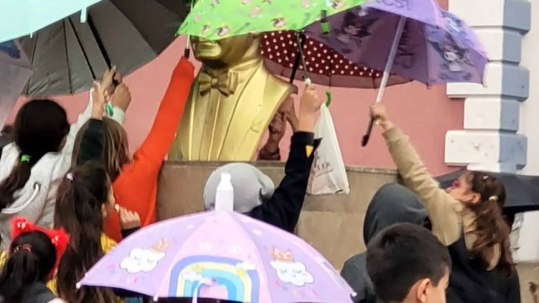 Adana’da Çocuklar Atatürk Büstünü Böyle Korudu! 3